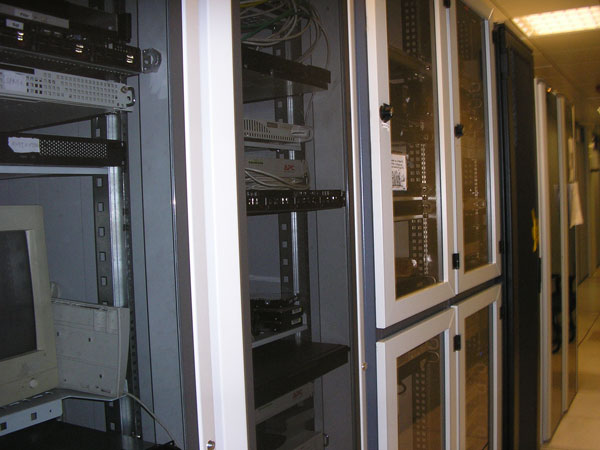Baies dans un datacenter ou sont les serveurs de Marsnet